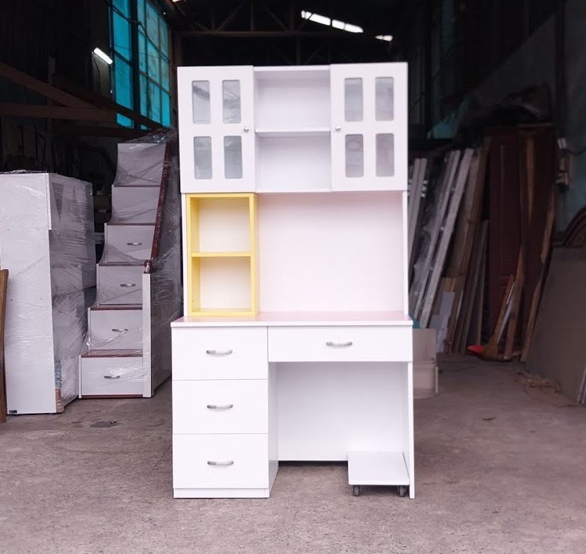 Bàn học kèm kệ sách giúp sắp xếp góc học tập gọn gàng