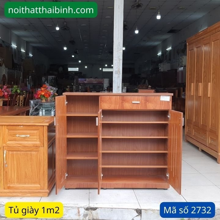 Bên trong tủ giày đẹp