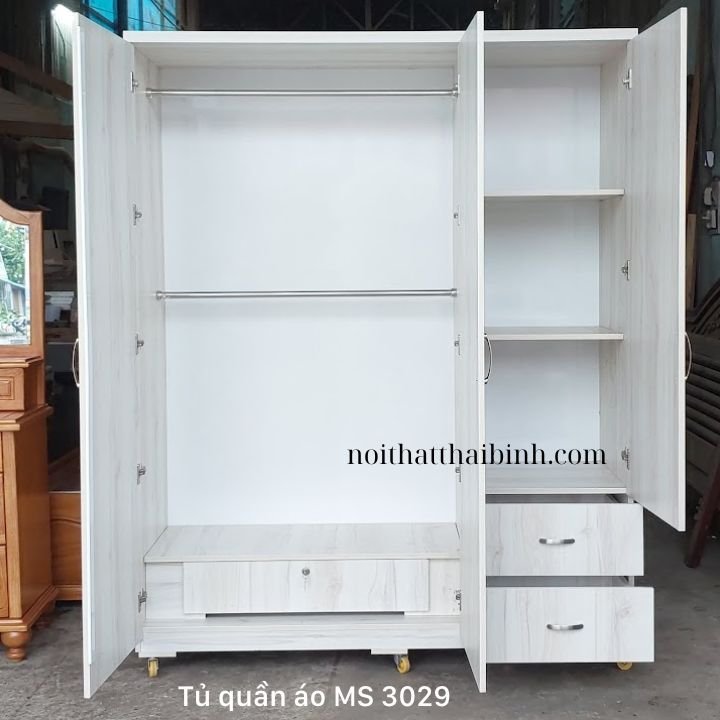 Trong tủ quần áo 3 cánh hiện đại Trong tủ quần áo 3 cánh hiện đại