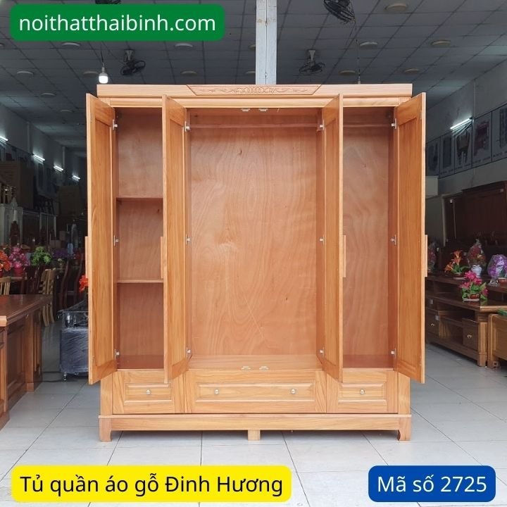 Bên trong tủ áo gỗ