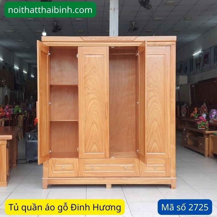 Bên trong tủ áo gỗ đinh hương