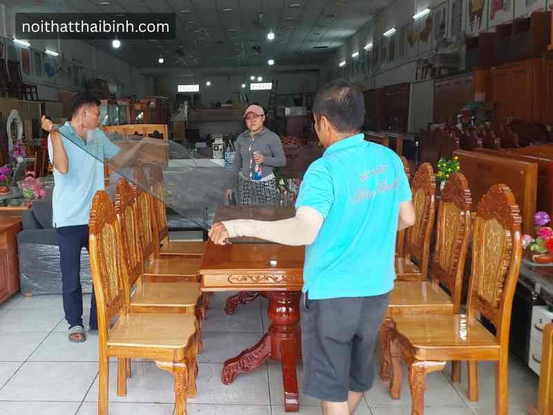 Bàn ăn gỗ
