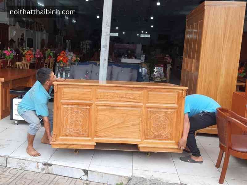Bàn giám đốc gỗ gõ đỏ tại cửa hàng đồ gỗ Thái Bình