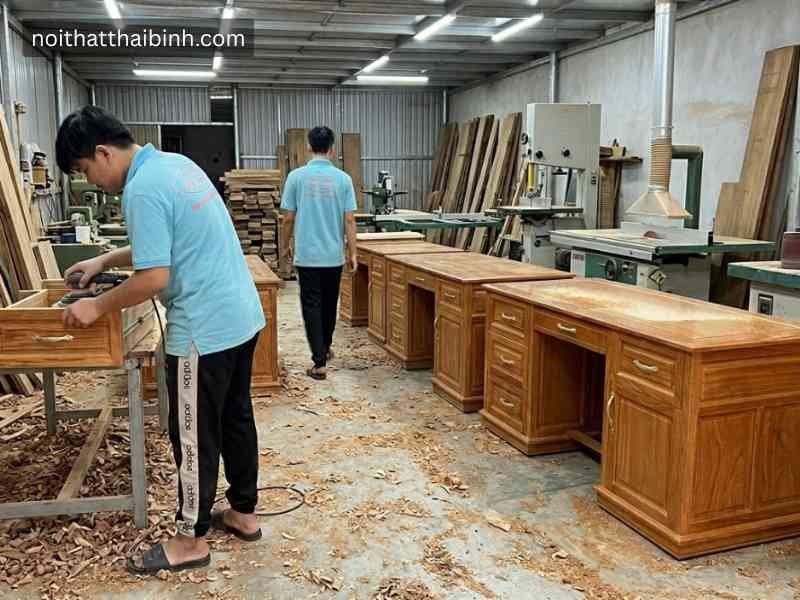 Bàn giám đốc gỗ gõ đỏ tại xửng mộc đổ gỗ Thái Bình