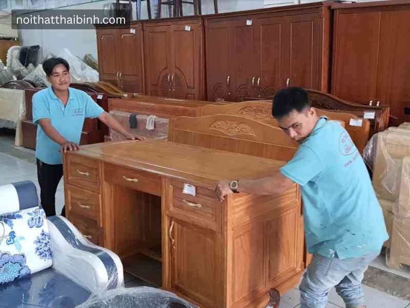 Bàn giám đốc gỗ gõ đỏ tại cửa hàng đồ gỗ Thái Bình