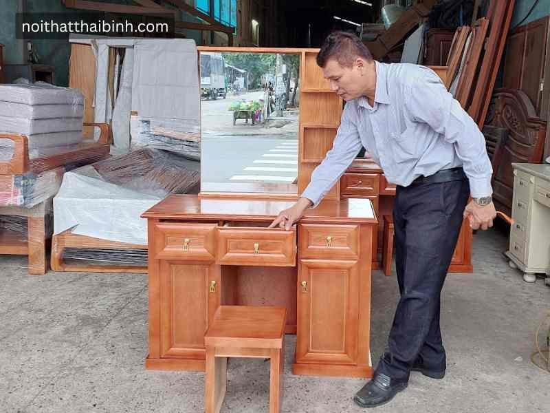 Bàn trang điểm