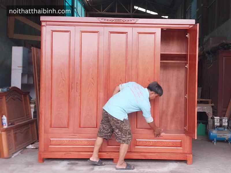 Bên trong tủ áo gỗ 5 cánh ngăn treo và ngăn xếp đồ