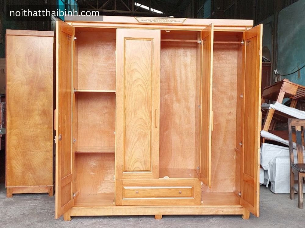 Bên trong tủ quần áo gỗ tự nhiên