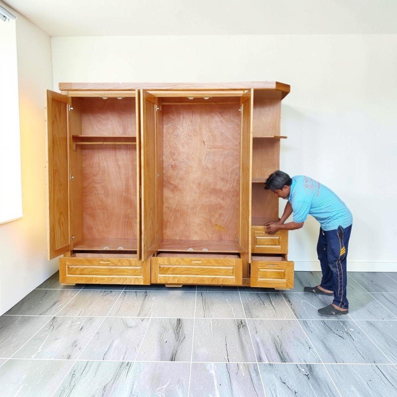 Bên trong tủ quần áo gỗ tự nhiên có kệ trang trí