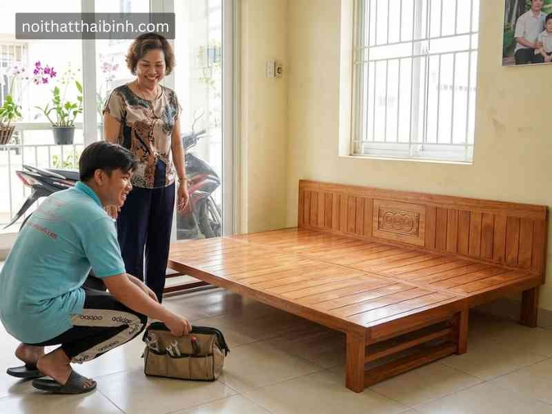 Giường gấp thành ghế bằng gỗ tại nhà Chị Hằng, Quận 7, TP.HCM