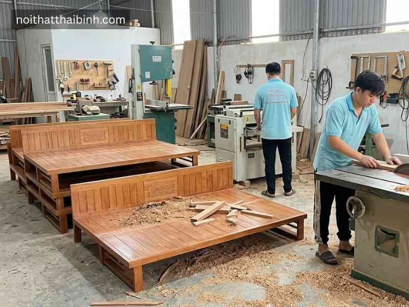 Giường gấp thành ghế bằng gỗ tại xưởng mộc Thái Bình