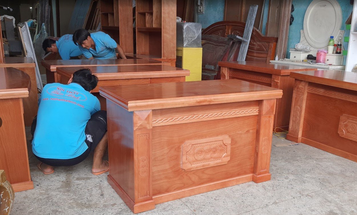 Hướng Đặt Bàn Làm Việc Gỗ Gõ Đỏ Hợp Tuổi Giám Đốc