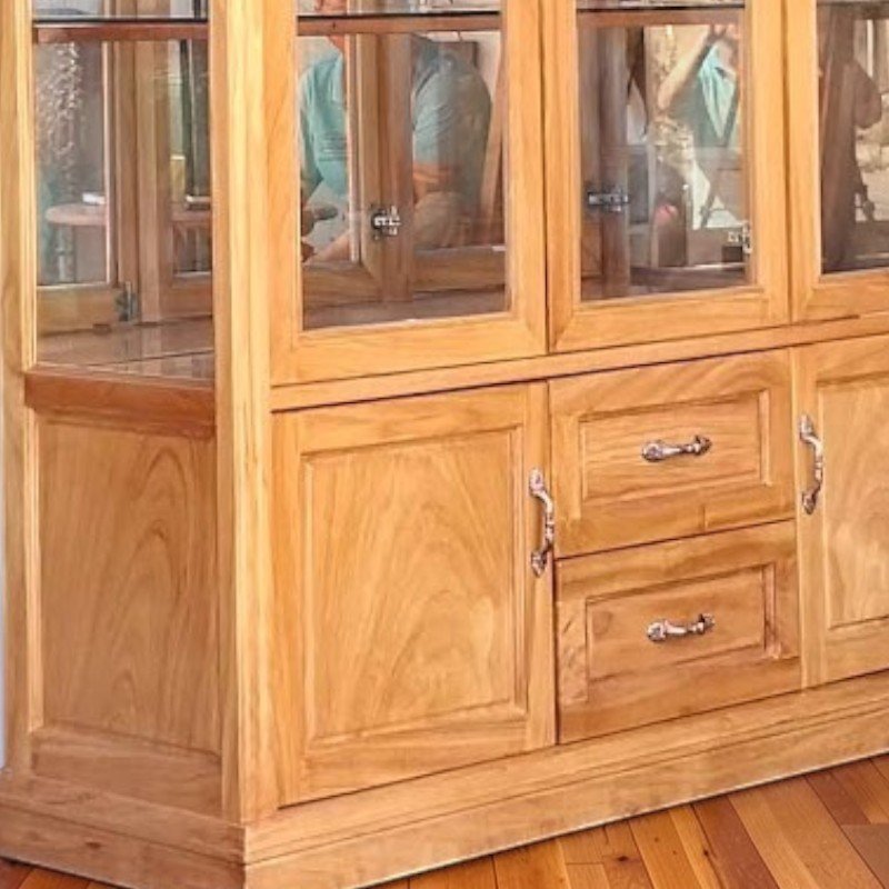 Vân gỗ gõ đỏ mịn đẹp trên tủ rượu phòng khách cao cấp