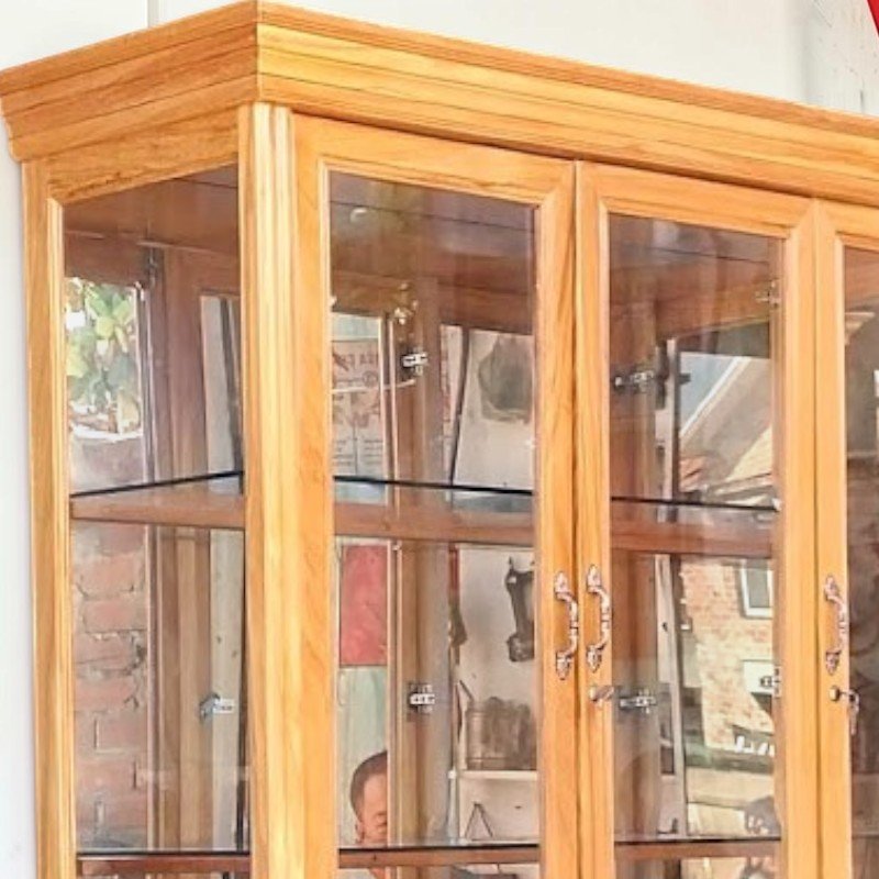 Vân gỗ gõ đỏ mịn đẹp trên tủ rượu phòng khách cao cấp